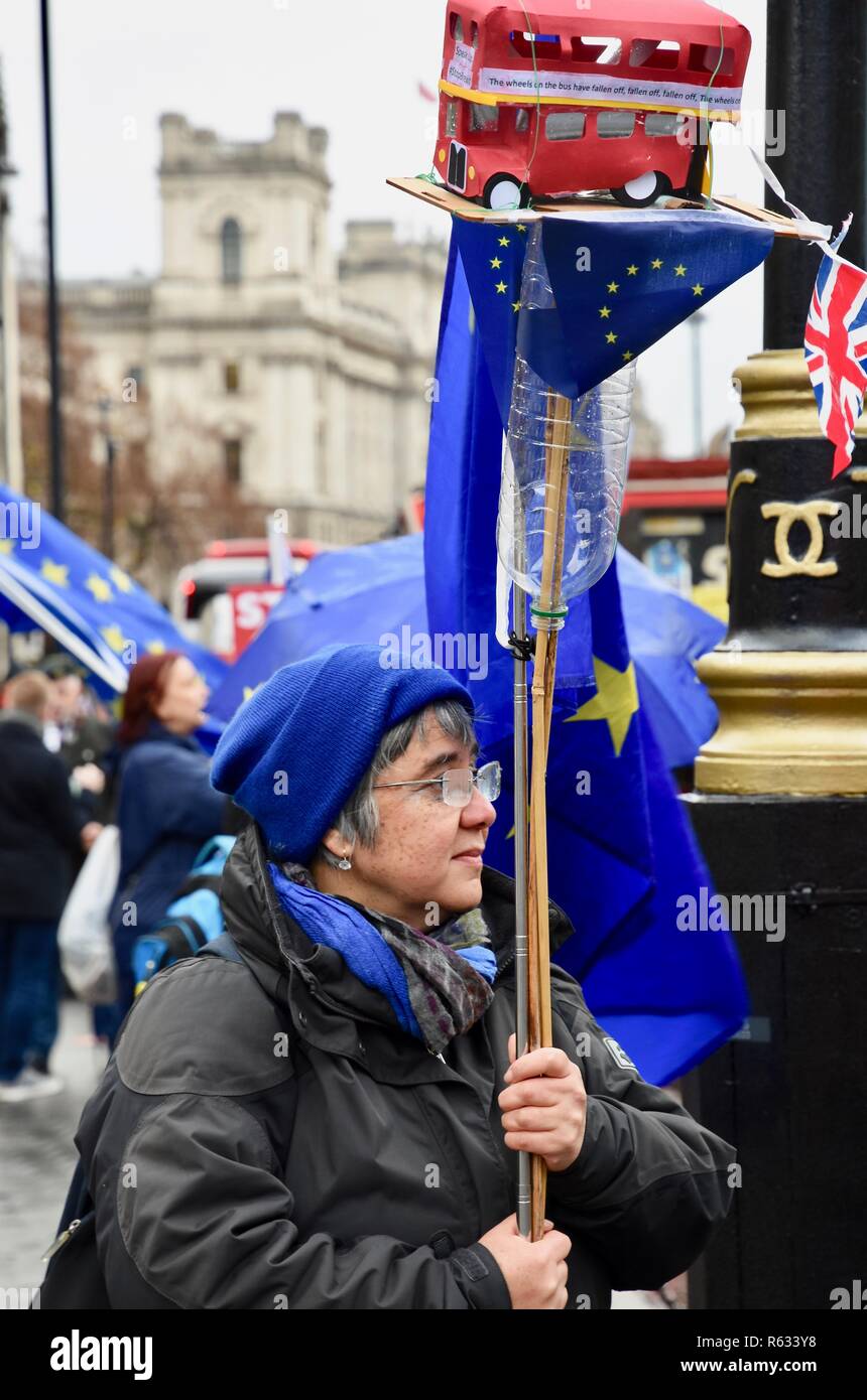 Anti Brexit protester con un 'le ruote sono provenienti dall' autobus modello, dimostrando al di fuori della sede del Parlamento,Westminster,London.UK Foto Stock