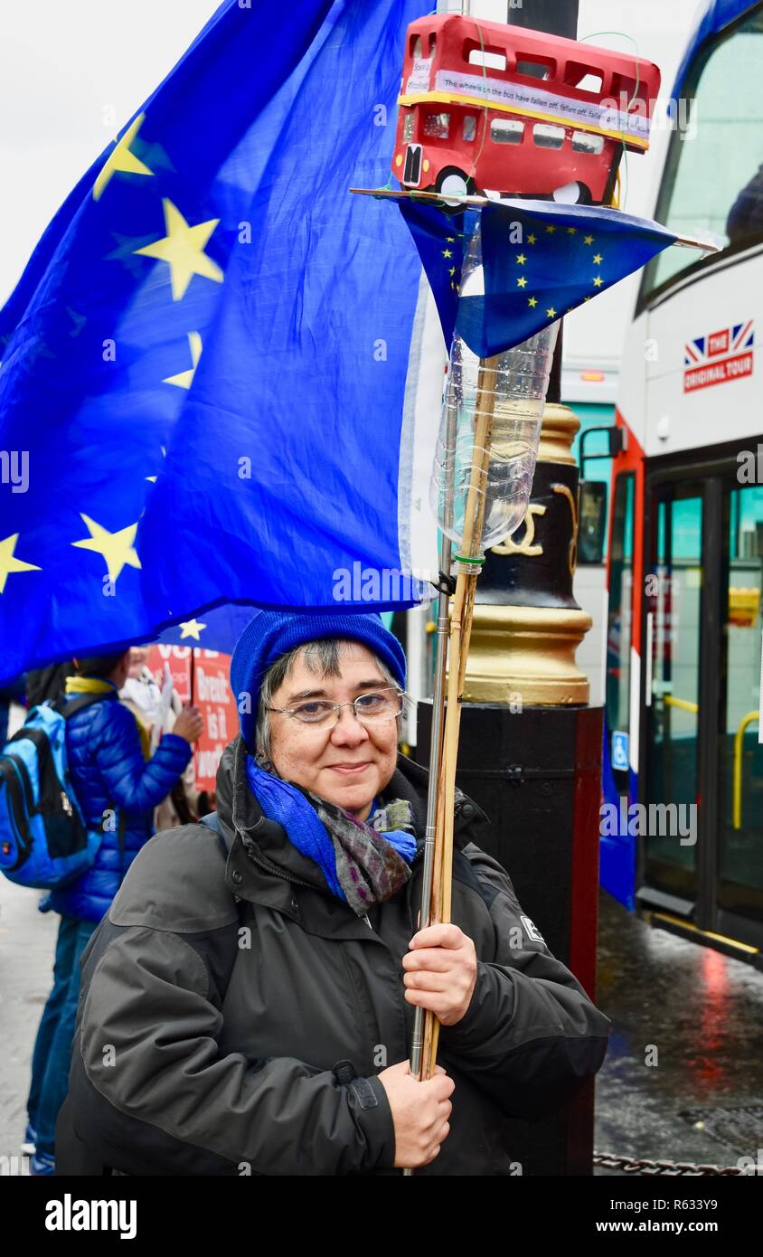 Anti Brexit protester con un modello "le ruote sono provenienti dall' autobus modello dimostrando al di fuori della sede del Parlamento,Westminster,London.UK Foto Stock