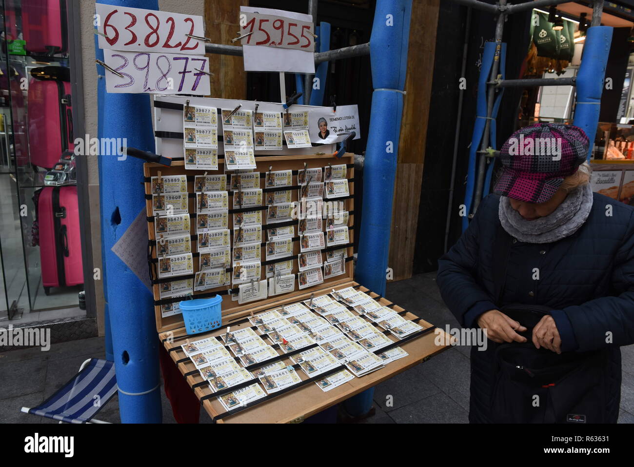 3 dicembre 2018 - Madrid, Madrid, Spagna - un venditore di biglietti di 'El' Gordo lotteria di Natale si vede in Madrid. (Credito Immagine: © Giovanni Milner/SOPA immagini via ZUMA filo) Foto Stock