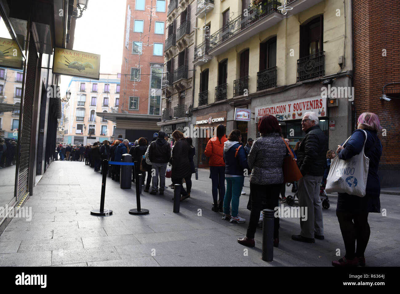 3 dicembre 2018 - Madrid, Madrid, Spagna - la gente vede in attesa in una coda lunga di fronte alla famosa "oÃ±un Manolita' shop lotteria in Madrid. (Credito Immagine: © Giovanni Milner/SOPA immagini via ZUMA filo) Foto Stock