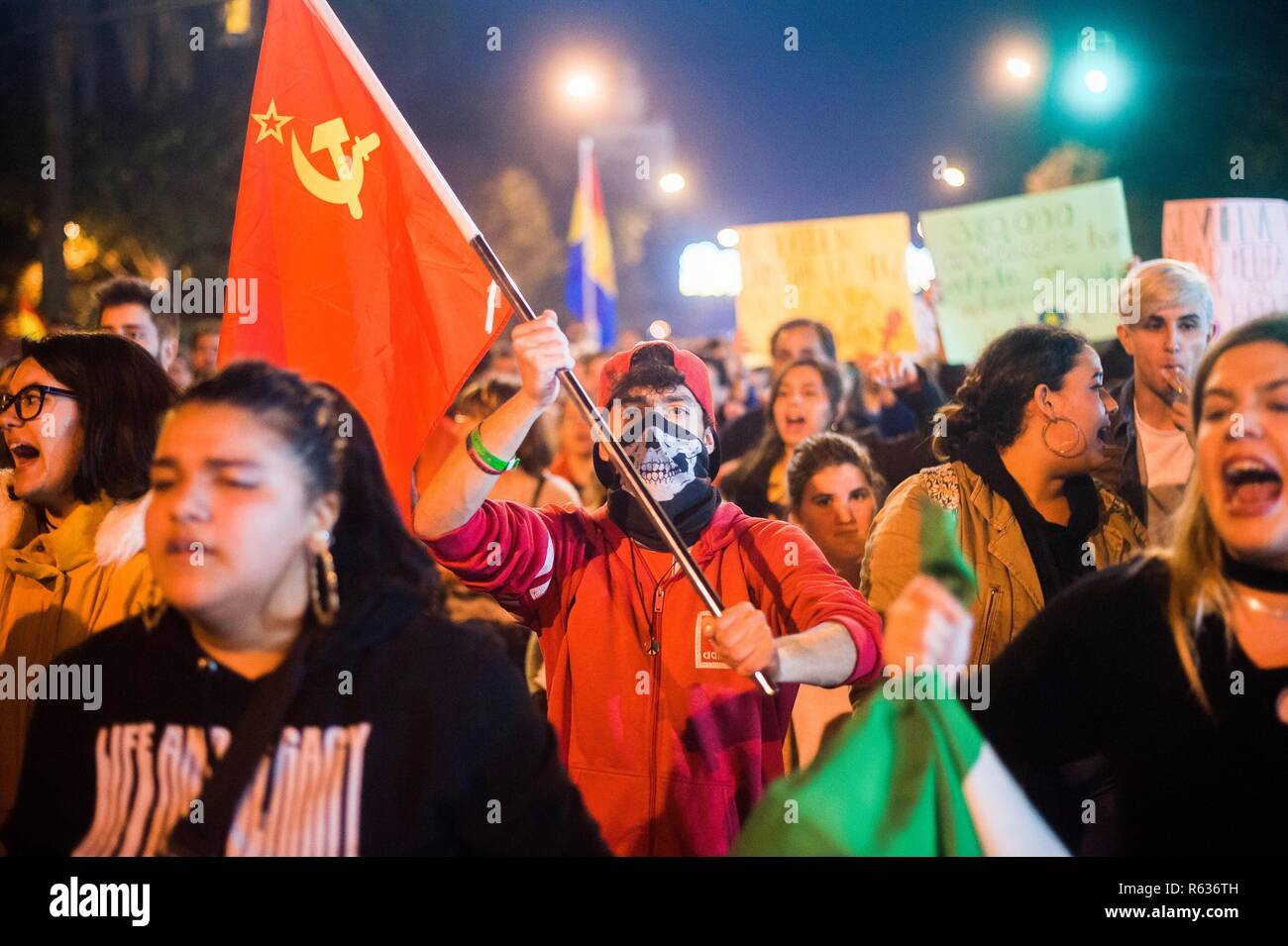 Malaga, Spagna. 3 dicembre, 2018. Un manifestante è visto che porta una bandiera comunista come egli prende parte ad un anti-fascisti protestare sotto lo slogan ''Andalusia non è un posto in cui il fascismo", contro l'aumento di estrema destra politica in Andalusia. Il giorno dopo le elezioni regionali in Andalusia, contrassegnati dall'ingresso dell'ala estrema destra parte VOX in Andalusia il parlamento e il sorgere di partiti di destra, la società civile sono stati chiamati dai fronti popolari di prendere le strade per protestare contro la politica fascista di estrema destra le parti. (Credito Immagine: © Gesù Merida/SOPA immagini via ZUMA Wi Foto Stock