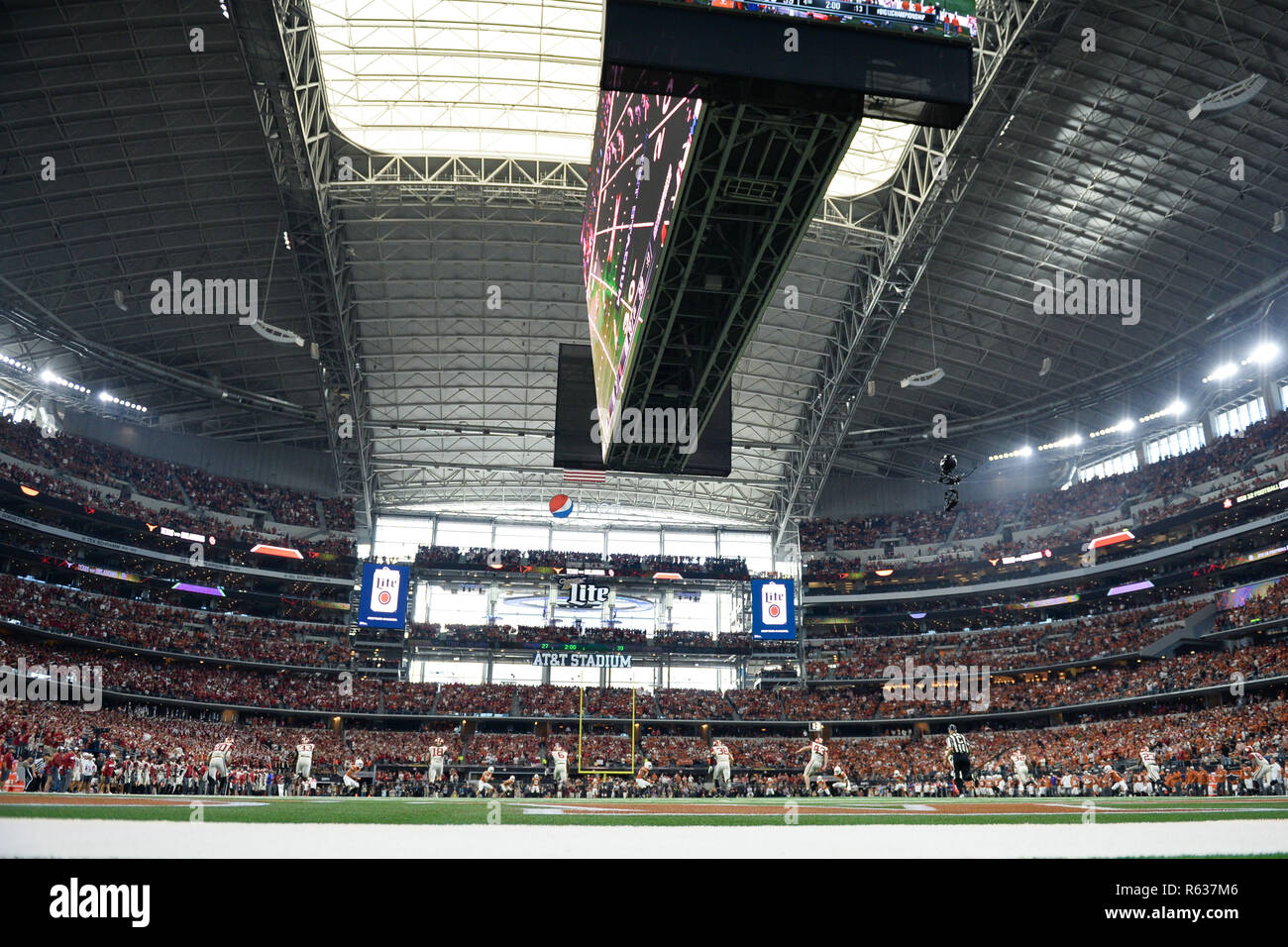 Arlington, Texas, Stati Uniti d'America. 1 dicembre, 2018. L'Oklahoma Sooners kick off durante la seconda metà della grande 12 Championship NCAA Football gioco tra le università del Texas e della University of Oklahoma Sooners presso AT&T Stadium di Arlington, Texas. Shane Roper/CSM/Alamy Live News Foto Stock