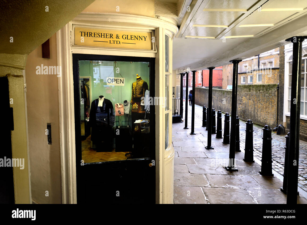 La trebbiatrice & Glenny, 1 Middle Temple Lane, Londra, Inghilterra, Regno Unito. Fondata 1755, uno dei più antichi del mondo sarti superstite Foto Stock