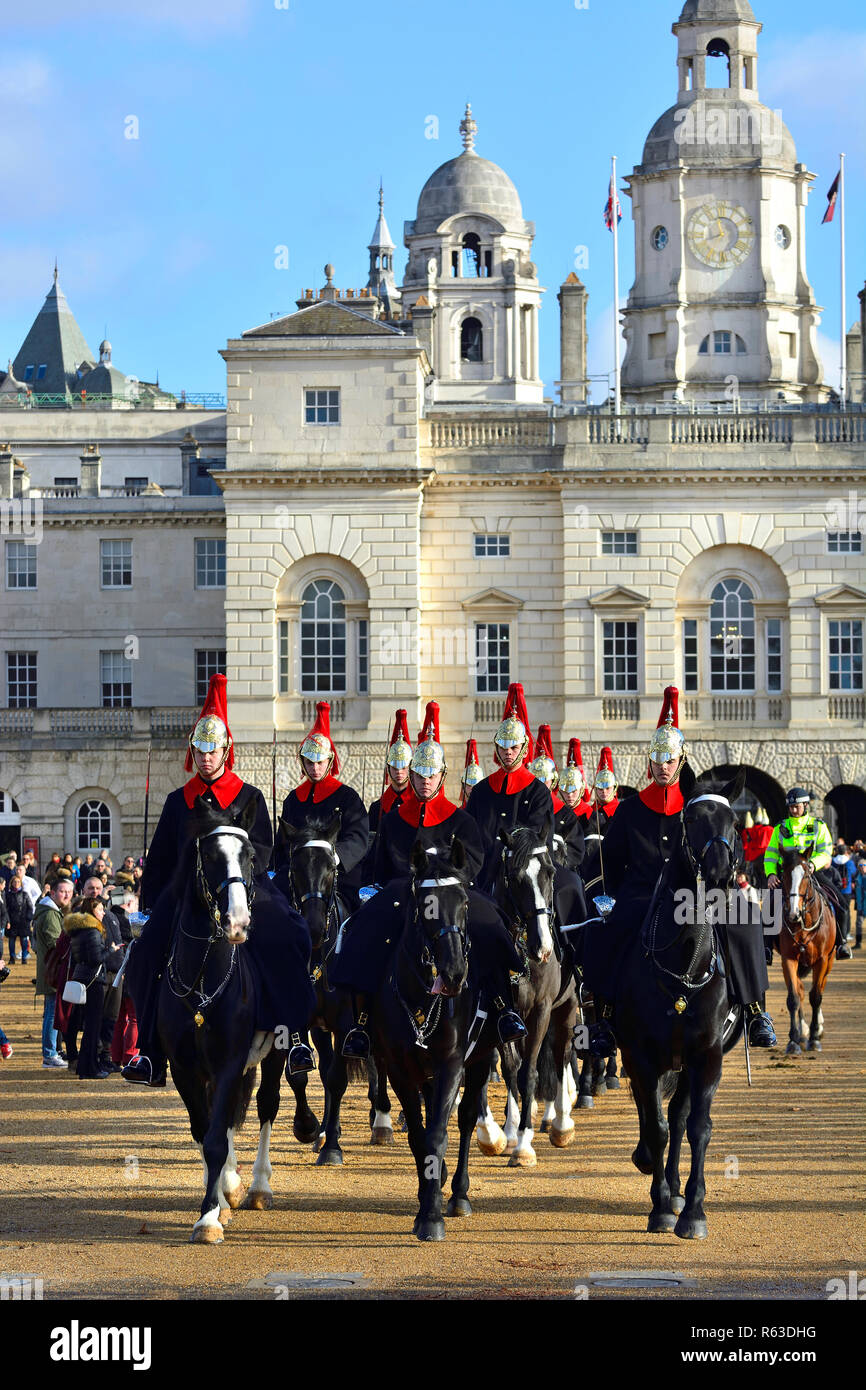 Cavalleria per uso domestico - Blues e reali - su la sfilata delle Guardie a Cavallo, Londra, Inghilterra, Regno Unito. Foto Stock