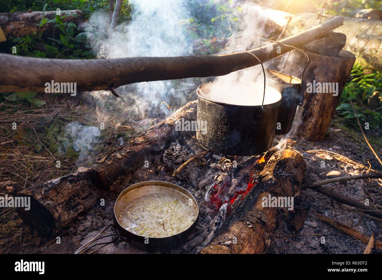 Bollitore sospesa sopra il fuoco di campo. escursioni in montagna Foto Stock