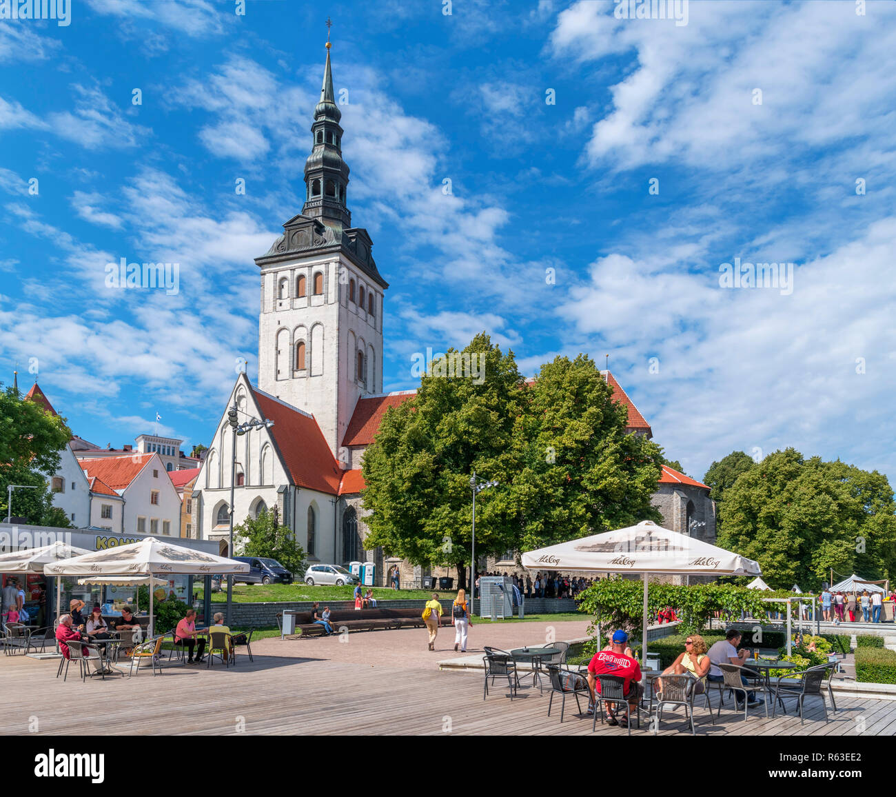 Cafe nella storica Città Vecchia (Vanalinn) nella parte anteriore del St Ncholas' Church, che ospita il Museo Niguliste, Tallinn, Estonia Foto Stock
