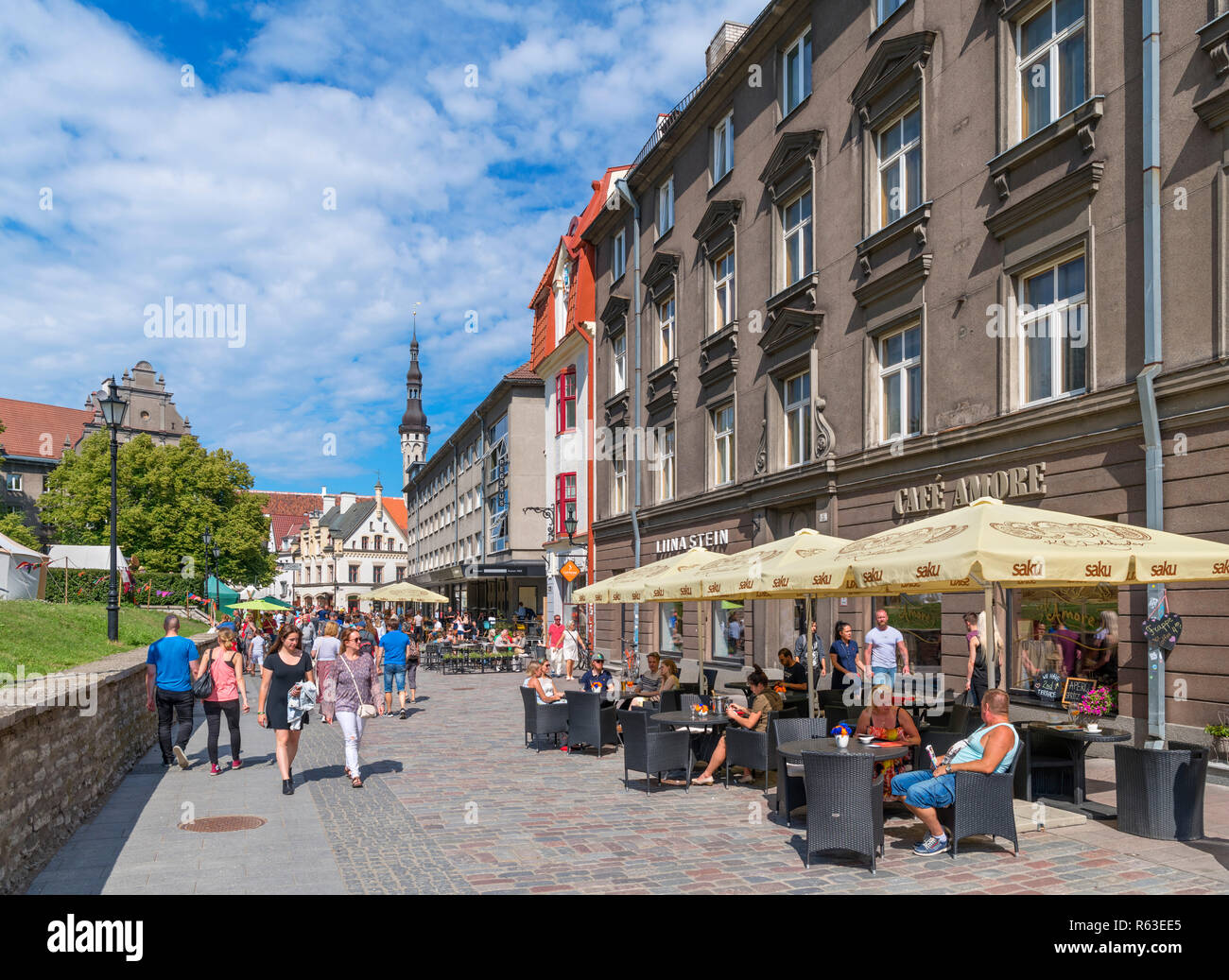 Caffè e negozi di Harju nella storica Città Vecchia (Vanalinn), Tallinn, Estonia Foto Stock