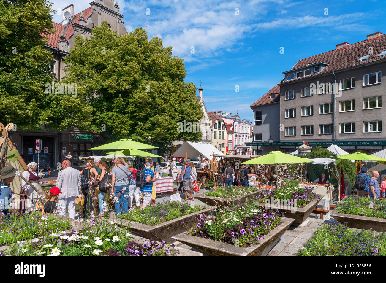 Le bancarelle del mercato sul Niguliste al luglio 2018 medievale Giorni Festival nella storica Città Vecchia di Tallinn, Estonia Foto Stock