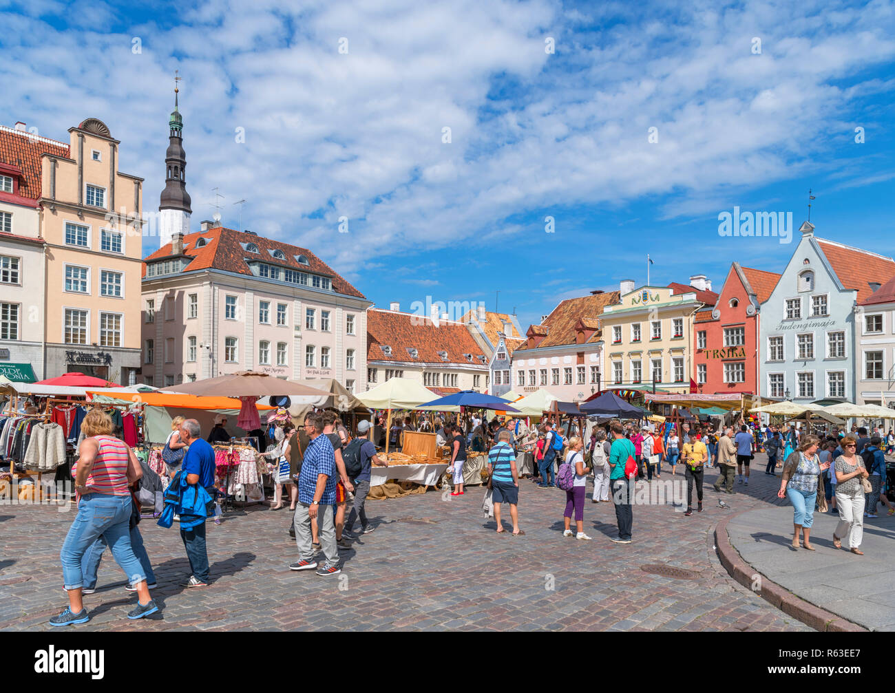 Le bancarelle del mercato sulla Raekoja plats (Piazza Municipio) nella storica Città Vecchia (Vanalinn), Tallinn, Estonia Foto Stock