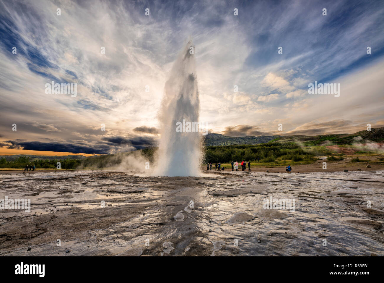 Strokkur che erutta, la grande area di geyser, Islanda. Foto Stock