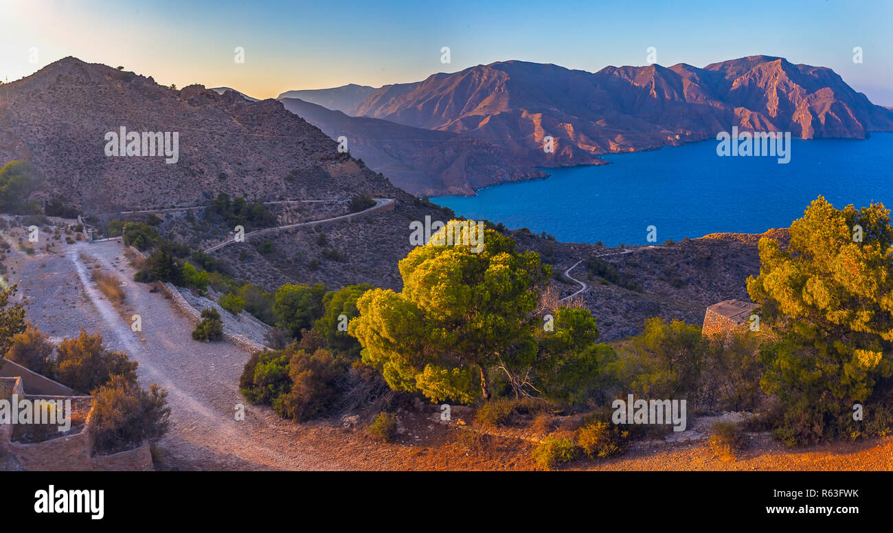 Paesaggio vicino patrimonio vuoto insolito luogo famoso Castillitos batteria, antico punto di riferimento sulla costa del Mar Mediterraneo, fortificazione, muro fortificato della città di Cartagena, Murcia. Scenario idilliaco e montagne. Spagna Foto Stock