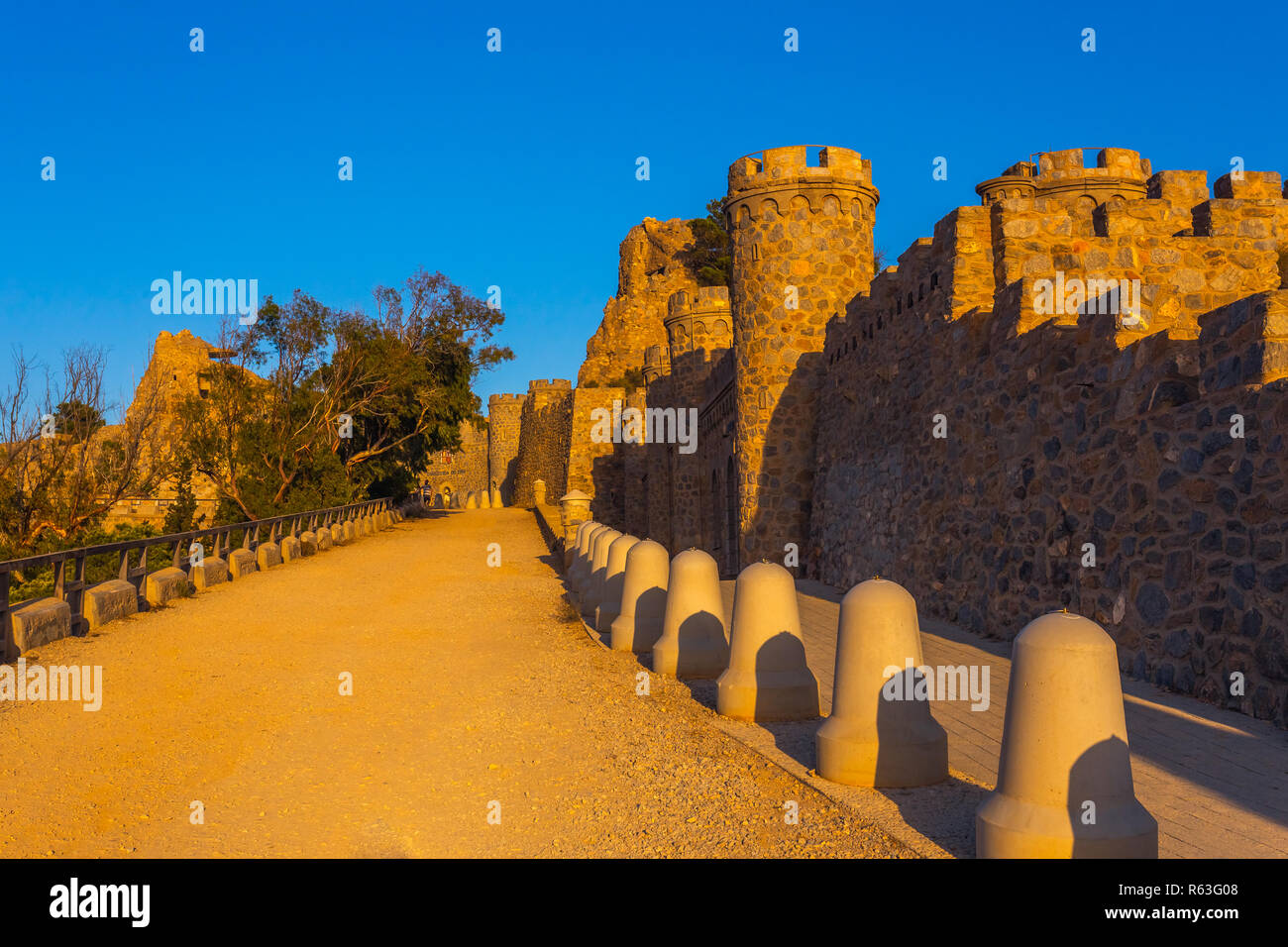 Patrimonio vuoto insolito luogo famoso Castillitos batteria, antico punto di riferimento sulla costa del Mar Mediterraneo, fortificazione, muro fortificato della città di Cartagena, Murcia. Scenario idilliaco e montagne. Spagna Foto Stock