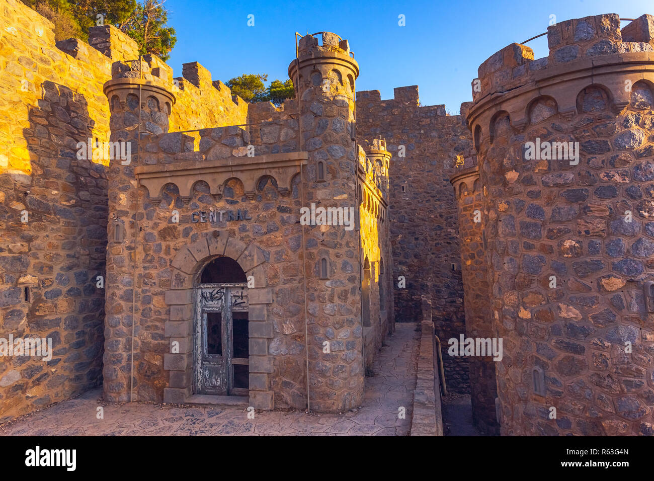 Patrimonio vuoto insolito luogo famoso Castillitos batteria, antico punto di riferimento sulla costa del Mar Mediterraneo, fortificazione, muro fortificato della città di Cartagena, Murcia. Scenario idilliaco e montagne. Spagna Foto Stock