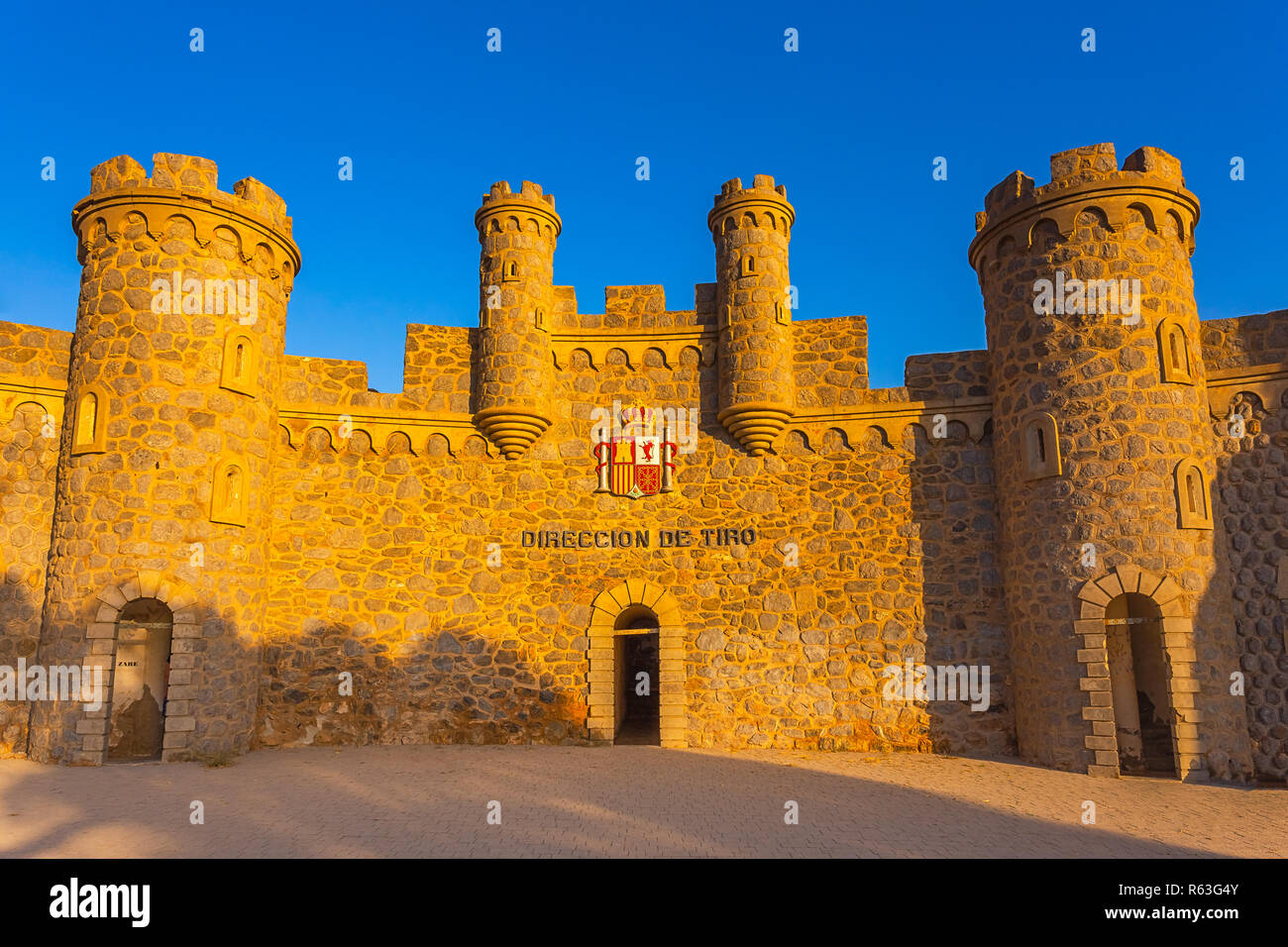 Patrimonio vuoto insolito luogo famoso Castillitos batteria, antico punto di riferimento sulla costa del Mar Mediterraneo, fortificazione, muro fortificato della città di Cartagena, Murcia. Scenario idilliaco e montagne. Spagna Foto Stock