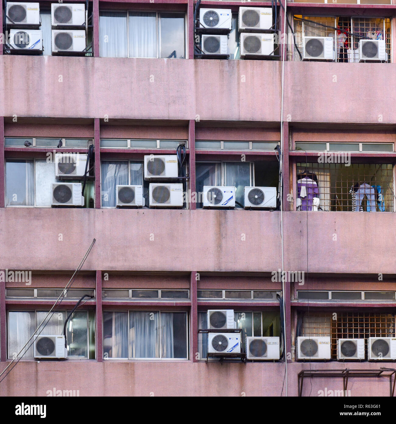 Facciata di un edificio con numerosi condizionatori, Kuala Lumpur, Malesia Foto Stock