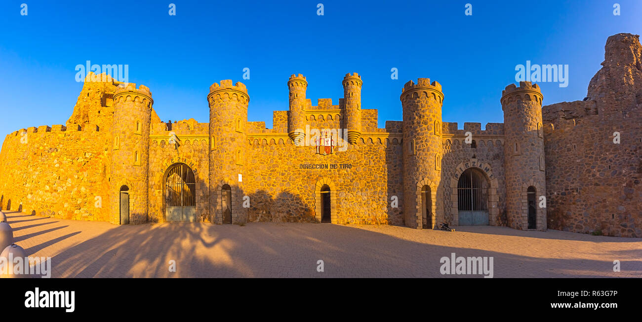 Patrimonio vuoto insolito luogo famoso Castillitos batteria, antico punto di riferimento sulla costa del Mar Mediterraneo, fortificazione, muro fortificato della città di Cartagena, Murcia. Scenario idilliaco e montagne. Spagna Foto Stock