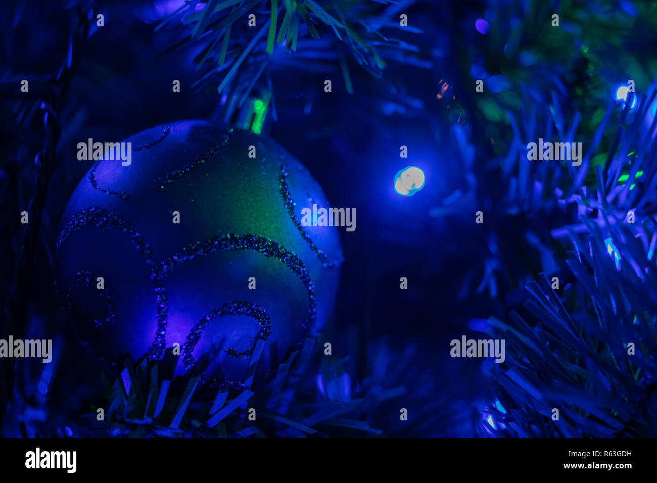 Blue natale Pallina su di un albero di Natale con blu luci di Natale Foto Stock