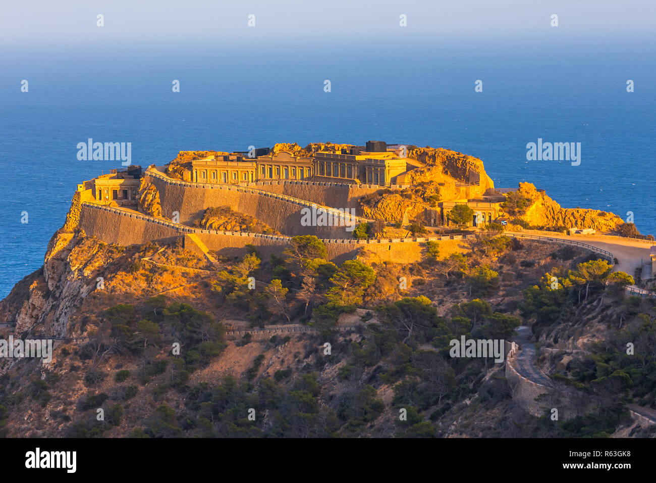 Patrimonio vuoto insolito luogo famoso Castillitos batteria, antico punto di riferimento sulla costa del Mar Mediterraneo, fortificazione, muro fortificato della città di Cartagena, Murcia. Scenario idilliaco e montagne. Spagna Foto Stock