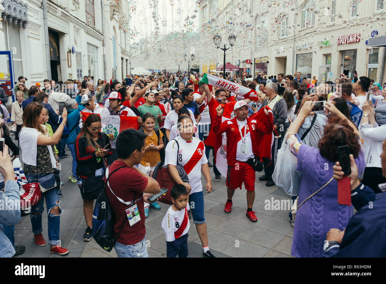 Mosca, Russia - 3 Luglio 2018: ventole peruviana marciare lungo la Nikolskaya Street nel centro di Mosca durante il 2018 FIFA World Cup in Russia Foto Stock