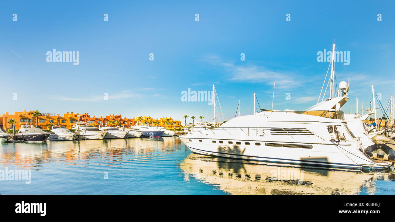 Yacht e condominio, portimao marina, Foto Stock