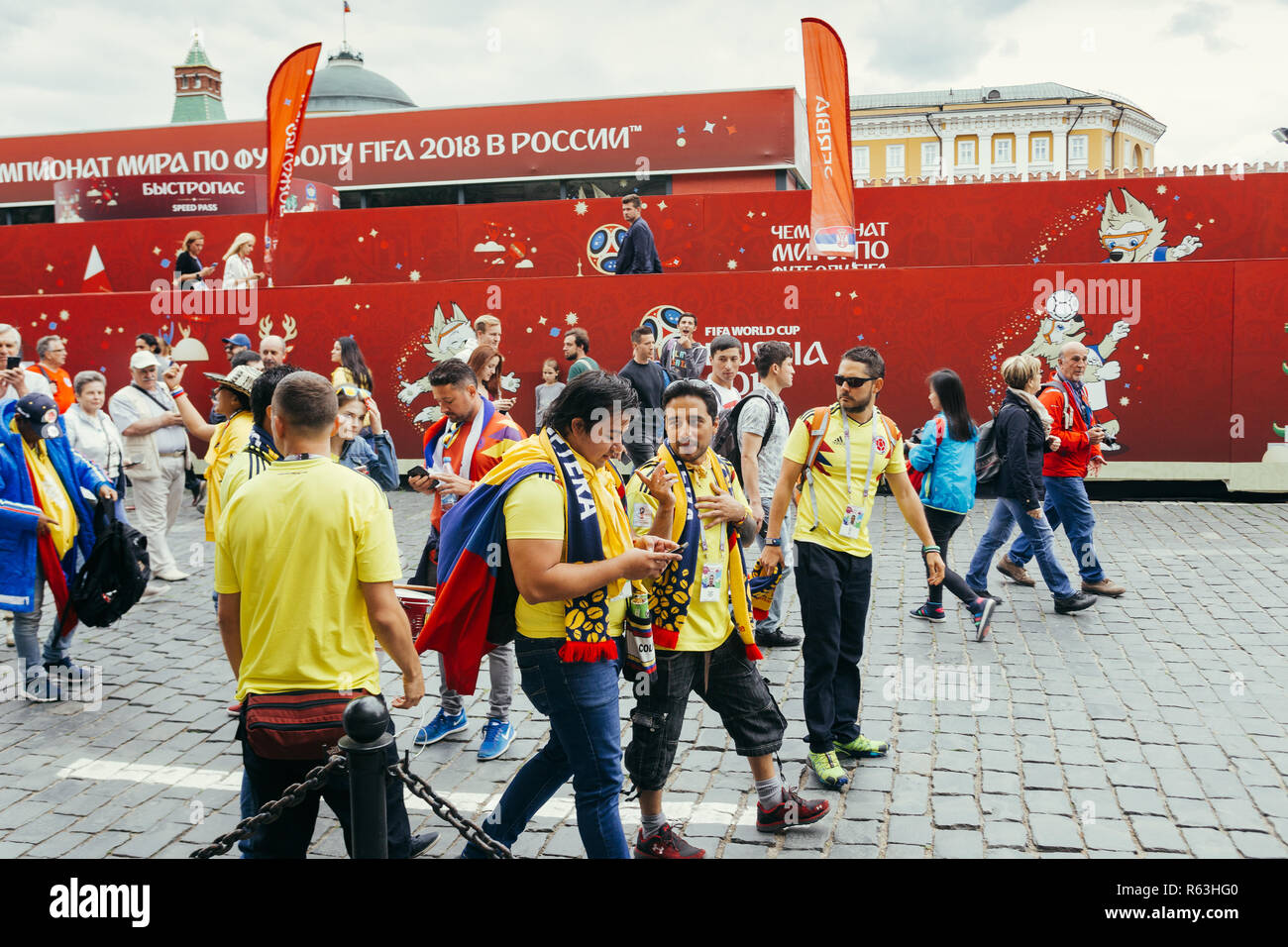 Mosca, Russia - 3 Luglio 2018: ventole colombiano a piedi lungo la piazza Rossa di Mosca durante il 2018 FIFA World Cup in Russia Foto Stock