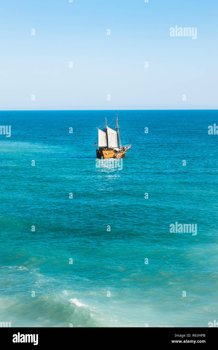 Masted sailing vessel facendo escursioni fuori della costa Algarve in corrispondenza a benagil Foto Stock
