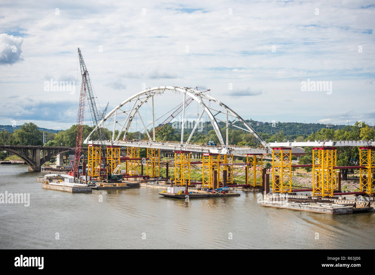 Costruzione del Broadway ponte che attraversa il fiume Arkansas a Little Rock Foto Stock