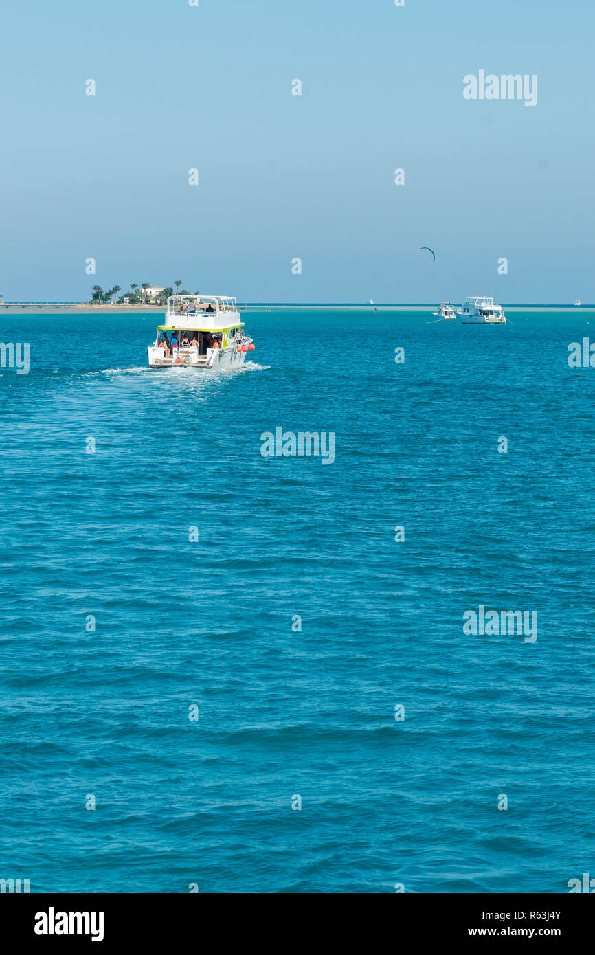 La barca va in mare aperto. vista aerea della crociera viaggi turistici andando in barca sul mare. foto verticale Foto Stock