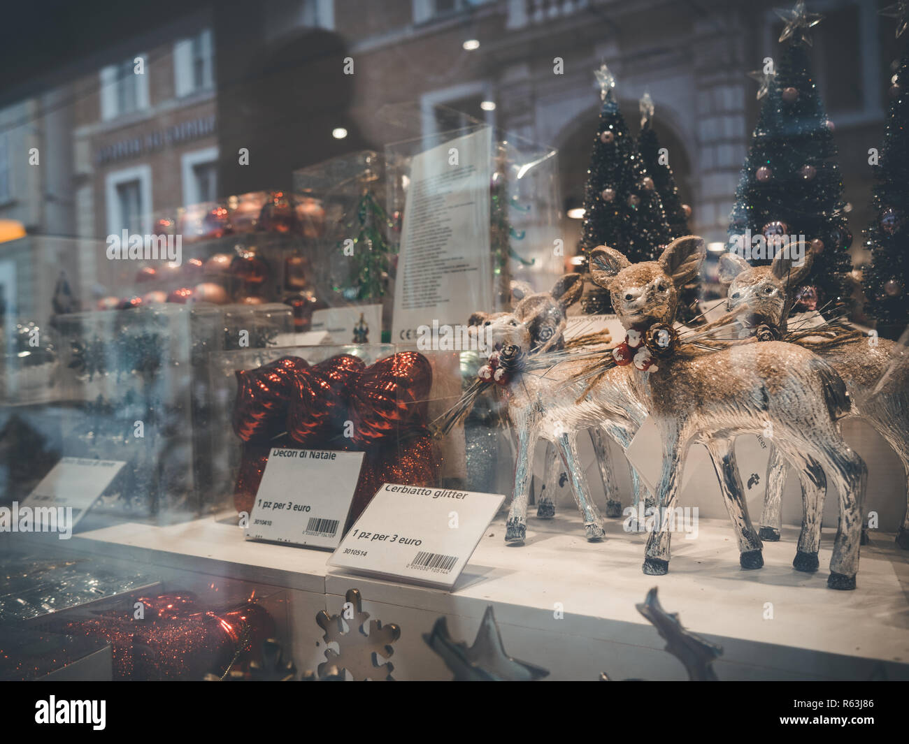 Rimini, Italia, Dicembre 2018 Rimini, Italia, Dicembre 2018 toy renne sono riflesse da arredamento vetrina. Natale atmosfere, vetrina di Natale Foto Stock