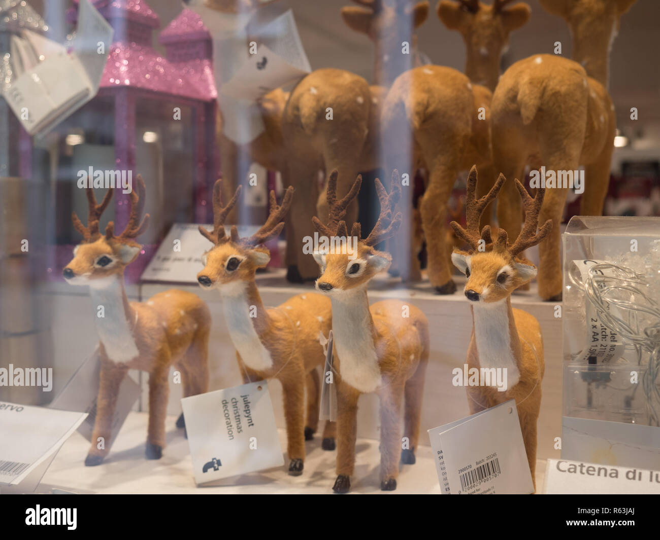 Rimini, Italia, Dicembre 2018 Rimini, Italia, Dicembre 2018 toy renne sono riflesse da arredamento vetrina. Natale atmosfere, vetrina di Natale Foto Stock