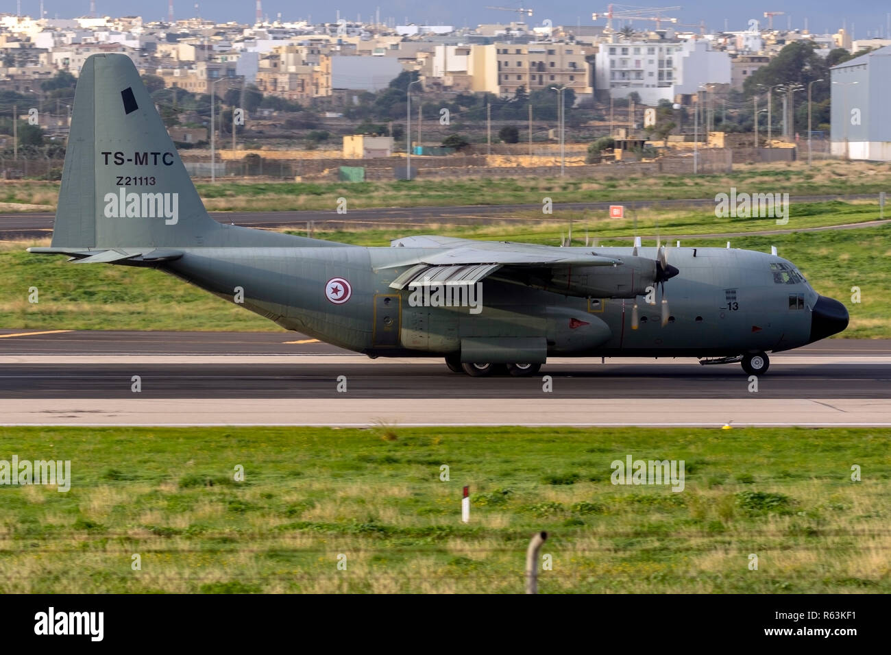 Aria tunisino Force Lockheed C-130B Hercules (L-282) (REG: Z21113, TS-MTC) pista di atterraggio 31 nelle prime ore del mattino. Foto Stock