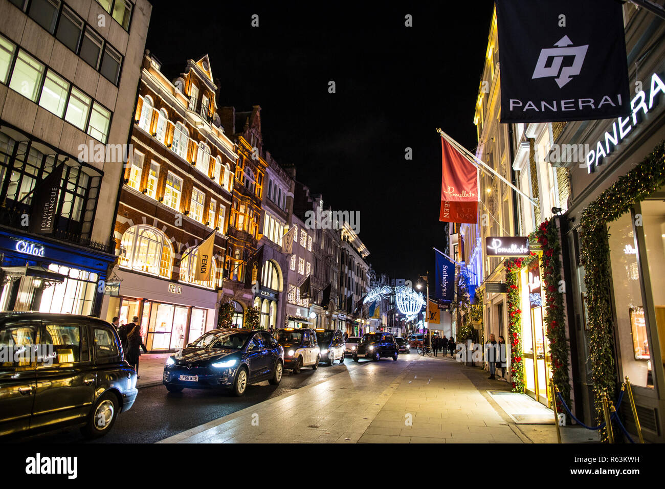 New Bond Street illuminato da luci di Natale e marchi di lusso negozi nelle settimane che precedono il Natale, Mayfair, London, Regno Unito Foto Stock