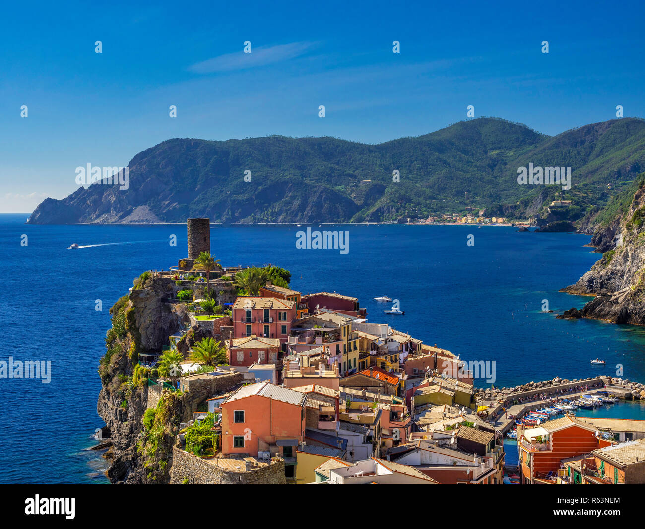 Case colorate sulla costa, Sito Patrimonio Mondiale dell'UNESCO, Vernazza, Cinque Terre Liguria, Italia, Europa Foto Stock