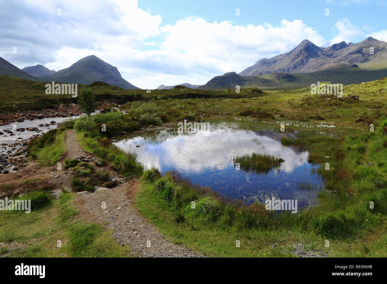 Una torbiera del Lago in un bellissimo paesaggio nelle highlands scozzesi sull isola di Skye Foto Stock