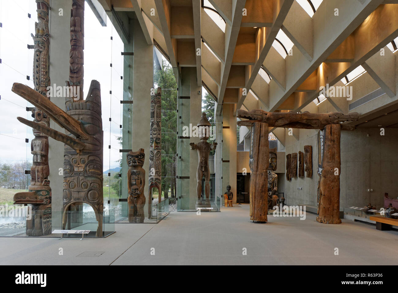 Pacific Northwest Totem nella grande sala del Museo di Antropologia MOA, University of British Columbia, Vancouver, BC, Canada Foto Stock