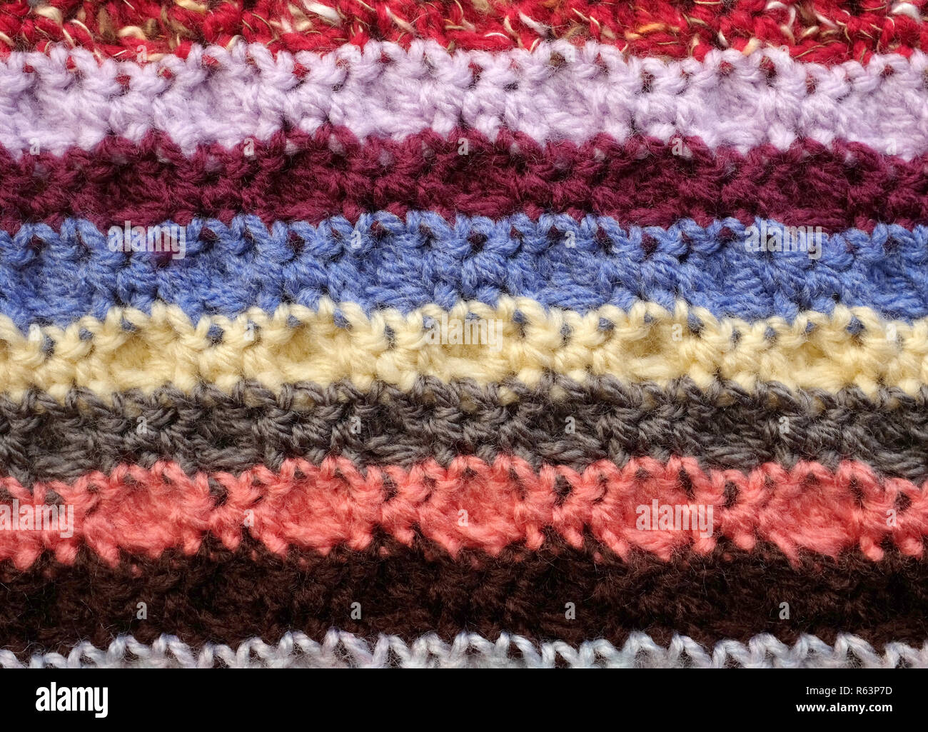 Strisce orizzontali di crochet colorato sfondo maglie Foto Stock