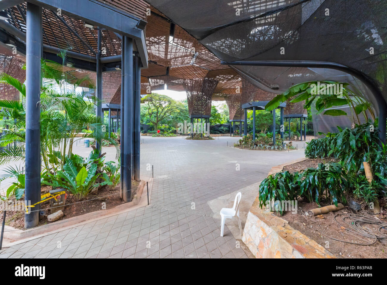 Medellin Gennaio 2018 Orquideorama è una grande struttura in legno all'interno del giardino botanico apprezzata dai turisti che la visitano durante questo periodo, du Foto Stock