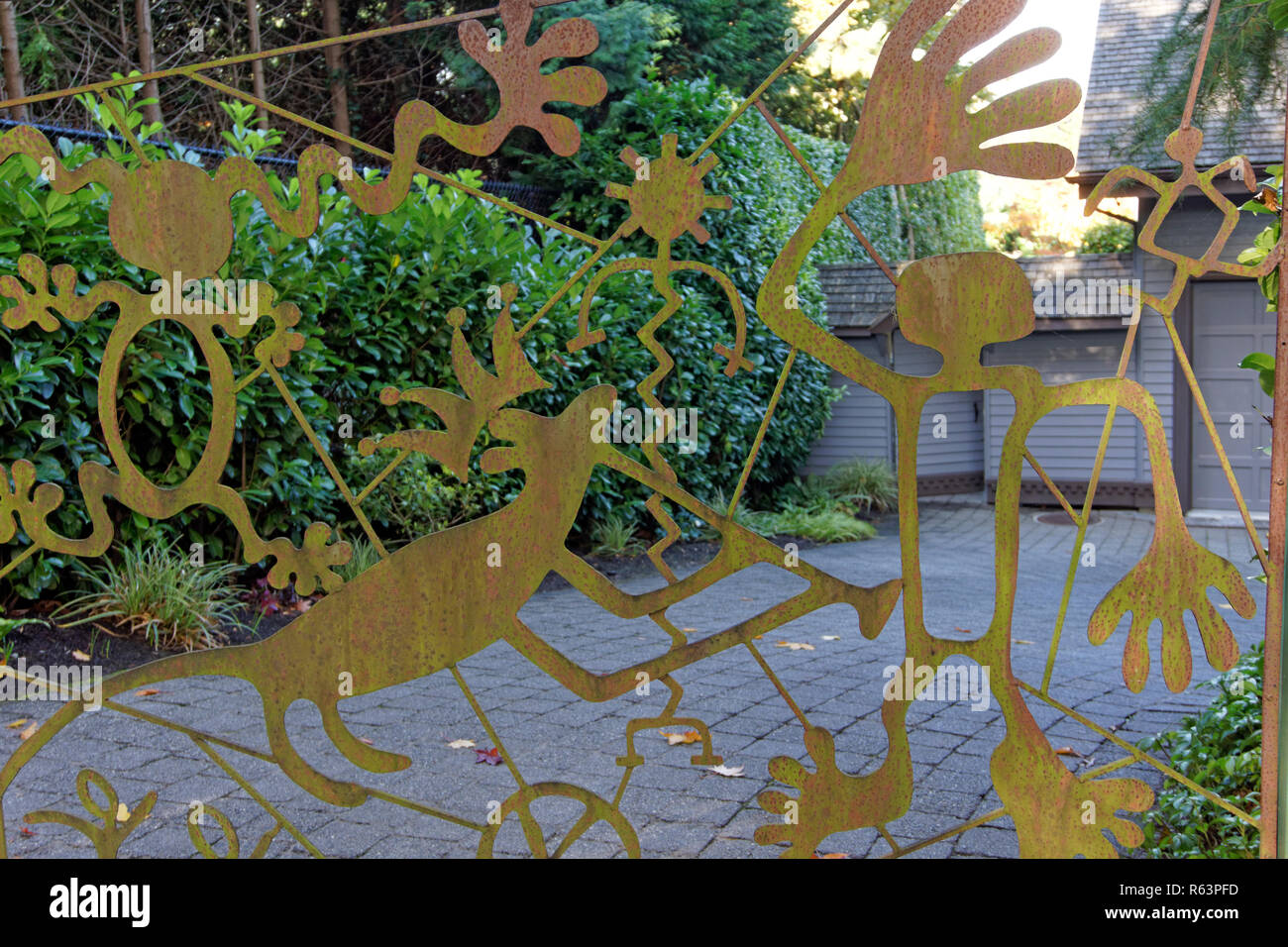 Close-up di bizzarre figure di esclusione di decorare la porta di metallo di un viale di ingresso Foto Stock