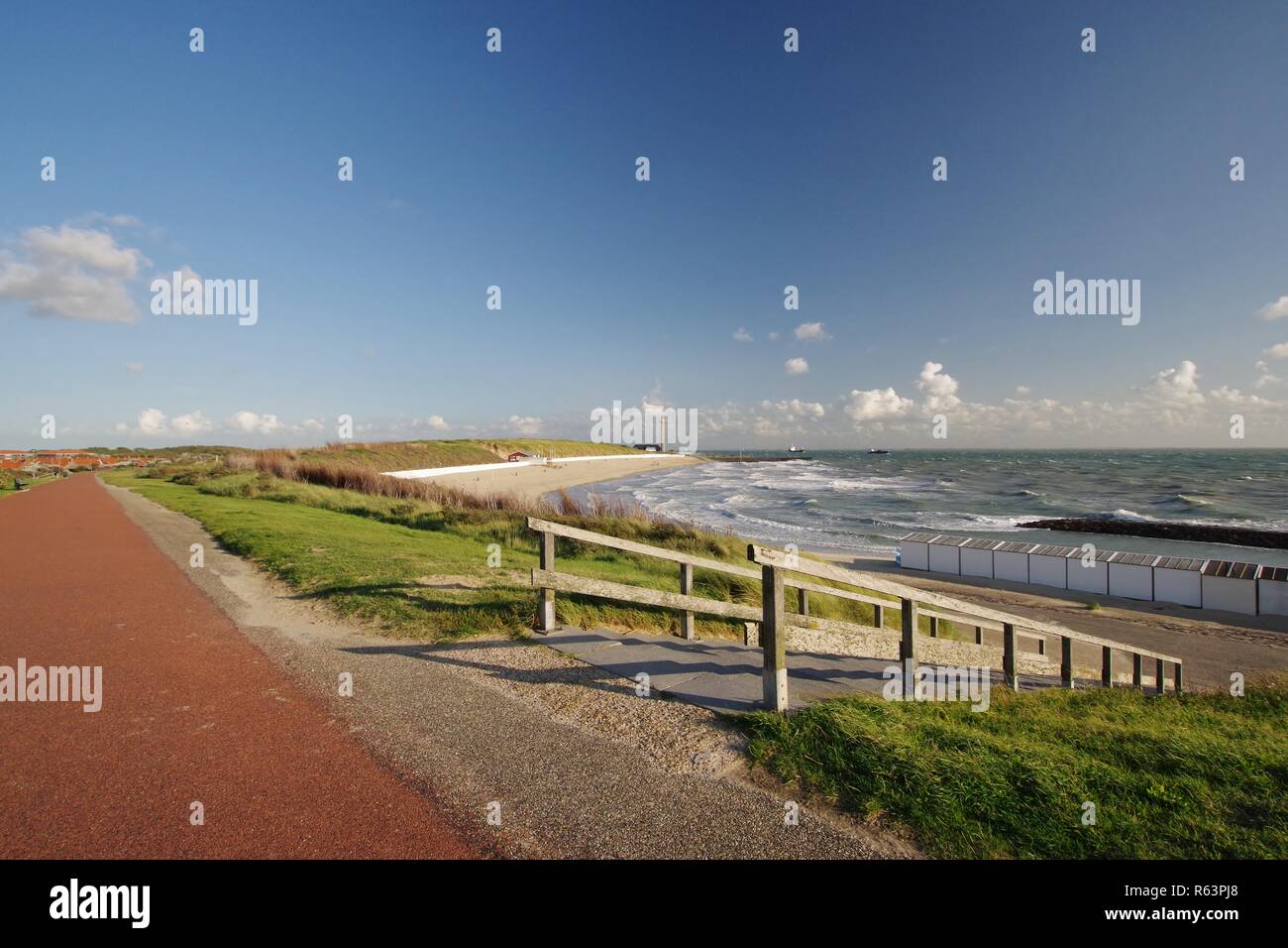 Diga,dune,spiaggia con attraversamento e del mare del Nord in westkapelle,walcheren,zeeland,Olanda meridionale Foto Stock