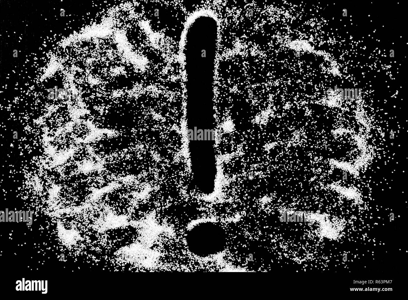 Il punto esclamativo simbolo segno disegno dal dito sul bianco della neve polvere del sale su sfondo nero. Barrare la nozione di luogo per il testo. Copia dello spazio. Foto Stock