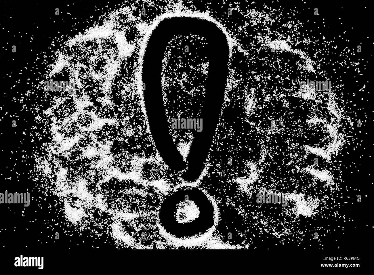 Il punto esclamativo simbolo segno disegno dal dito sul bianco della neve polvere del sale su sfondo nero. Barrare la nozione di luogo per il testo. Copia dello spazio. Foto Stock