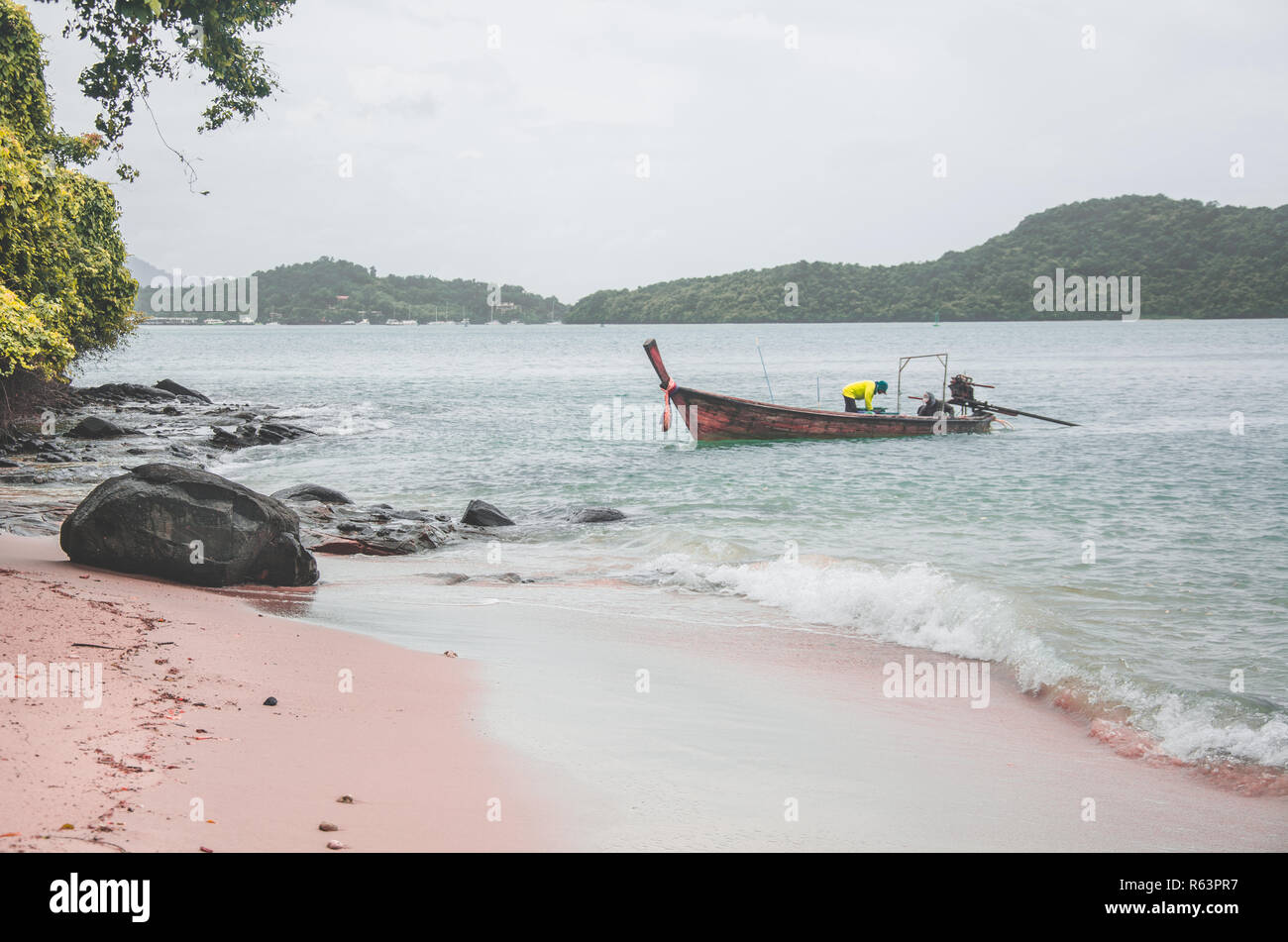 Thailandia tipica barca dalla coda lunga in un ambiente tropicale. Foto Stock