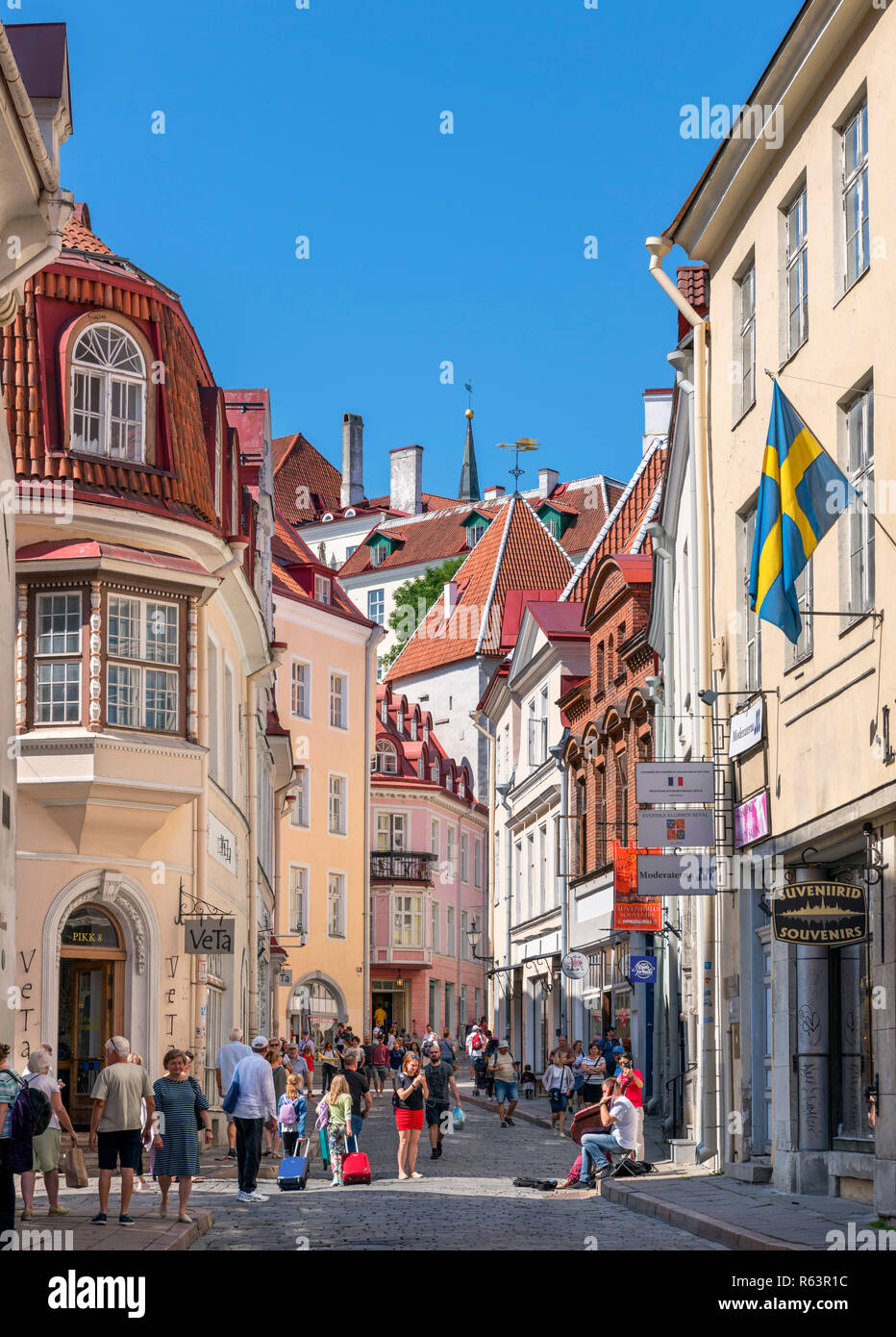 Negozi su Pikk (Long Street) nella Città Vecchia (Vanalinn), Tallinn, Estonia Foto Stock