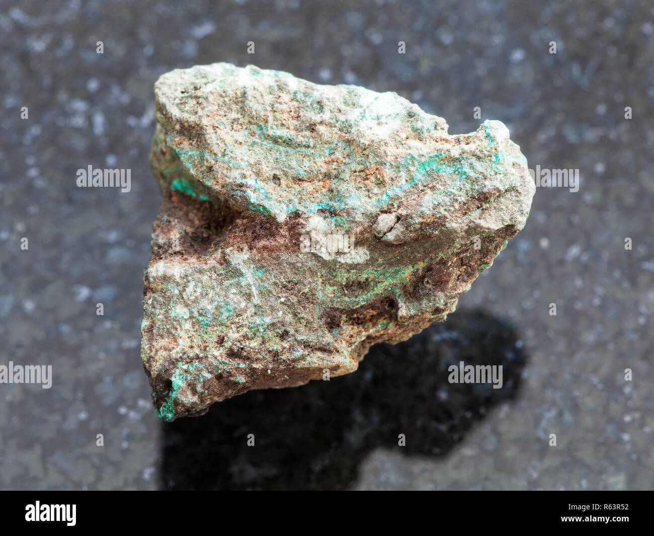Malachite ruvida (minerale di rame) pietra sul buio Foto stock - Alamy