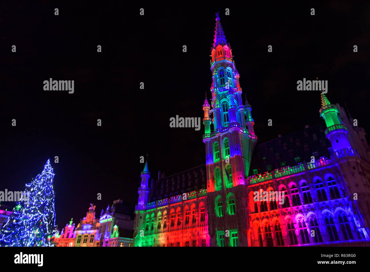 2018 Light show del Mercatino di Natale a City Hall, Grand-Place, Bruxelles, Belgio Foto Stock