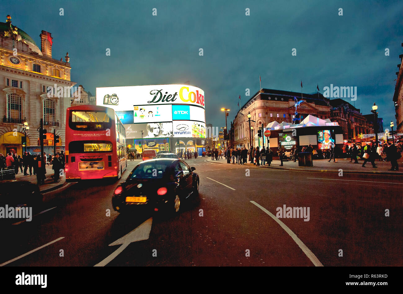 Londra, 9 novembre, 2108 Piccadilly Circus, nel cuore di Londra della movimentata West End, con iconica del taxi e Londra autobus rossi, mescolandosi nella pre-atmosfera natalizia Foto Stock
