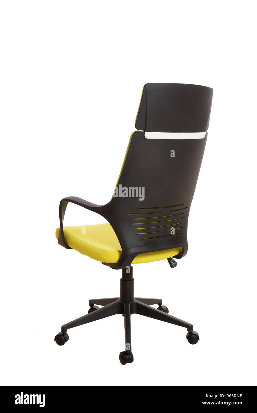 Vista dal lato posteriore di una moderna sedia da ufficio, realizzati in  plastica nera, rivestita con tessuto di colore giallo. Isolato su sfondo  bianco Foto stock - Alamy