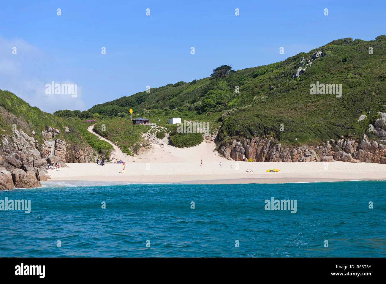 Porthcurno Spiaggia, mare e cielo blu in estate, Porthcurno, Cornwall, Regno Unito Foto Stock