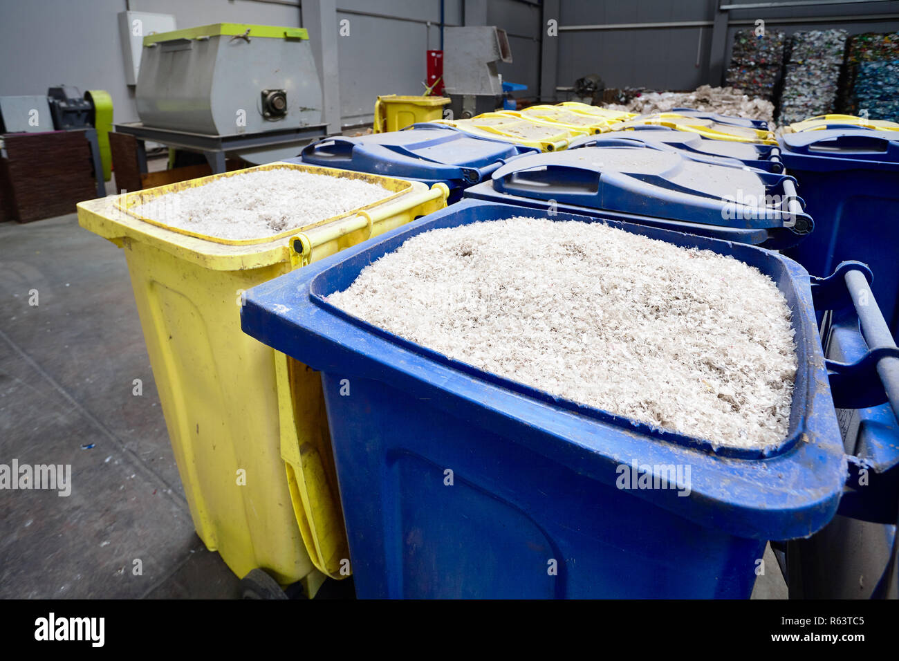 Moderno impianto per la lavorazione e lo smistamento di immondizia. Contenitori di plastica trinciato preparato per ulteriore elaborazione rifusione e riciclaggio con shredde Foto Stock