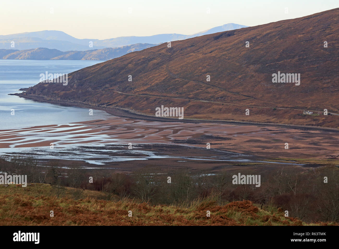 Vista di Applecross Bay che mostra i modelli di sabbia in Scozia Foto Stock